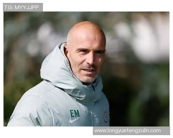 孤独足球球星在光辉与孤寂中前行的心路历程与奋斗精神